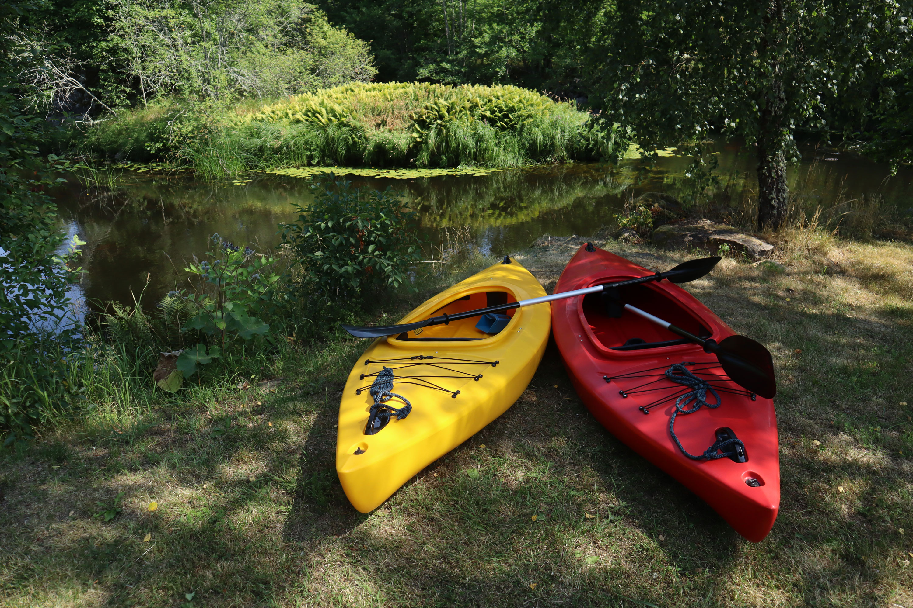 Zwei Kajaks am Fluss Emån