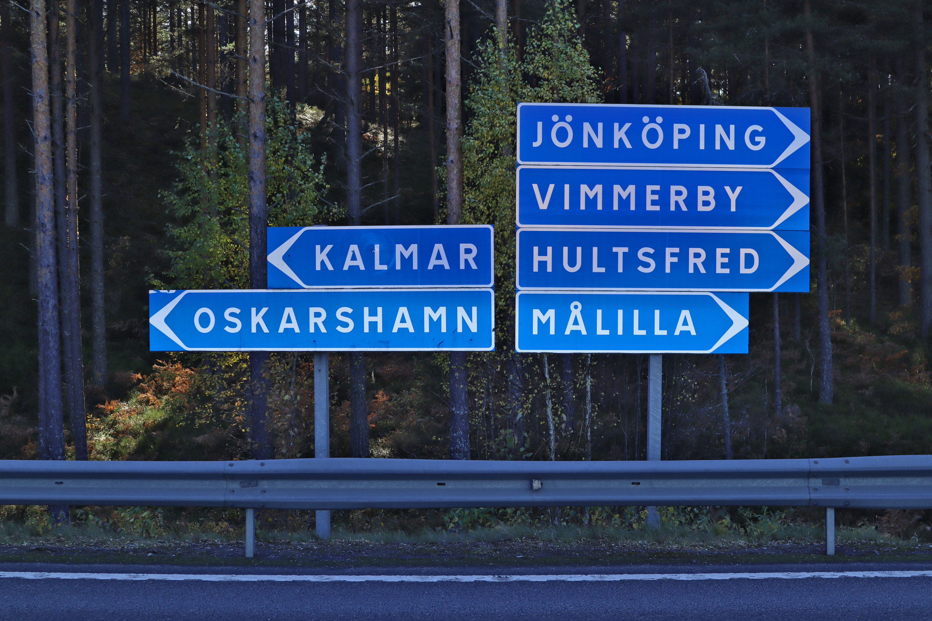 Straßenschilder nach Oskarshamn, Vimmerby und Hultsfred